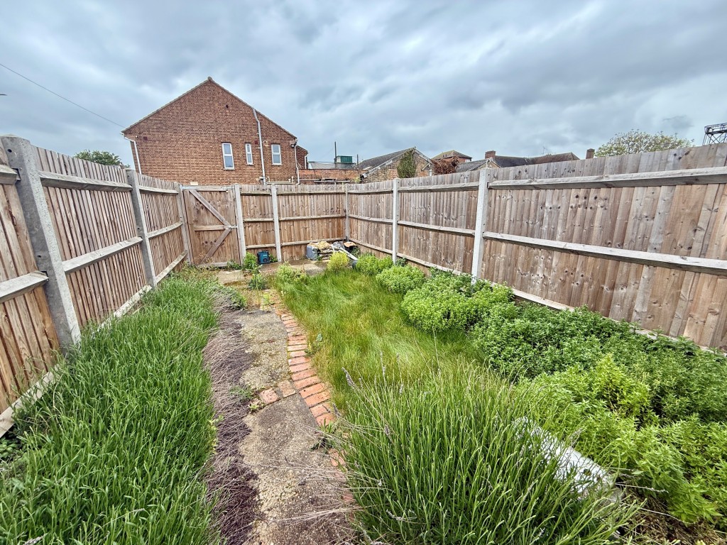 Lot: 110 - THREE-BEDROOM TERRACE HOUSE - Garden to rear